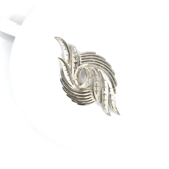 Vintage Crown Trifari Signed Silver Swirl Leaf Brooch 1950s Mid-Century - Picture 2 of 5
